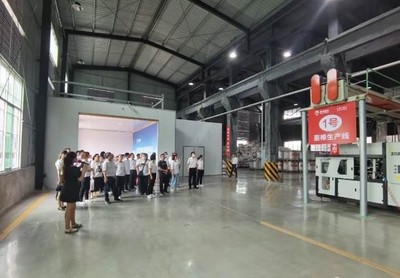 與黨同心,與企同行 --鄖陽區(qū)商務局組織干部職工走基層,進車間,傳黨聲!